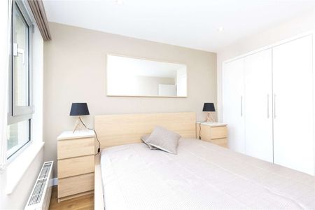 Completely refurbished one bedroom apartment with a private balcony offering excellent views of Canary Wharf and The City. - Photo 5