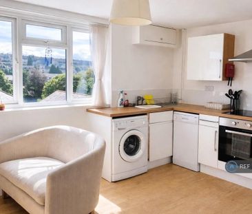 1 bedroom in a flat share to rent - Photo 3