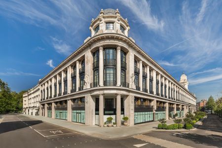 Chic Two-Bedroom Flat at The Whiteley - Photo 5