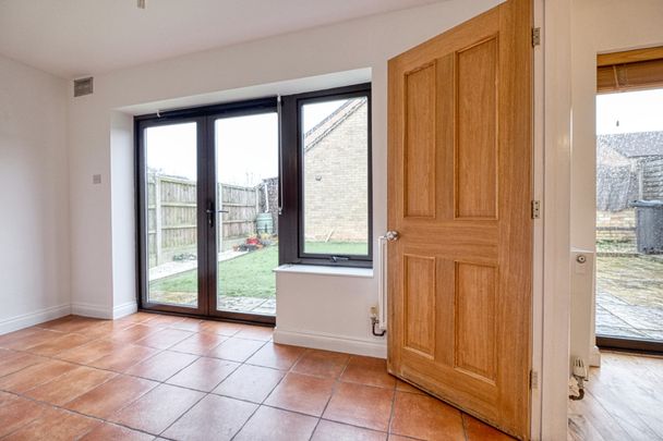 Spacious Detached Family Home with Garage available TO LET in Wymondham - Photo 1