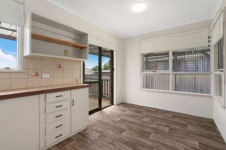 28 Ivanhoe Street, Wendouree - Photo 3