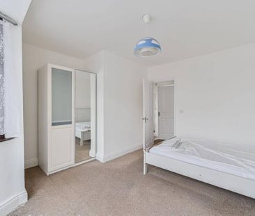 4 bedroom end of terrace house to rent - Photo 3