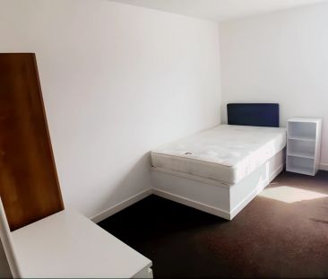 Two Bed Flat - Photo 4