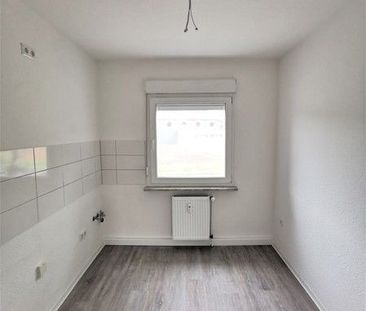 Frisch renovierte 2-Zi.-Whg. mit neuer Einbauküche und sonnigen Balkon - Photo 2