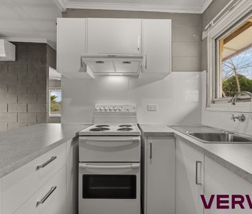 TWO BEDROOM TWONHOUSE WITH MODERN UPDATES & PRIVATE COURTYARD - Photo 4