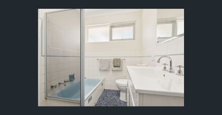 Stylish Comfort in the Heart of Kensington Gardens - Photo 4