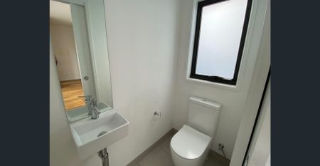 “Modern & Spacious“ - Photo 2