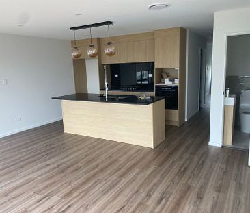 Stunning 4BR New Build in Flat Bush - Photo 2