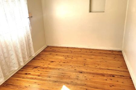 “3BR/2Bath House + fenced carport. Walk to train!” - Photo 2