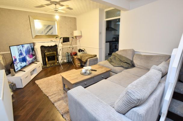 Barrow Close, Coventry - 3 BEDROOM - CLOSE TO UHCW - Photo 1