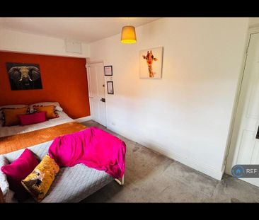 King size room in shared house : £540 per month - Photo 3