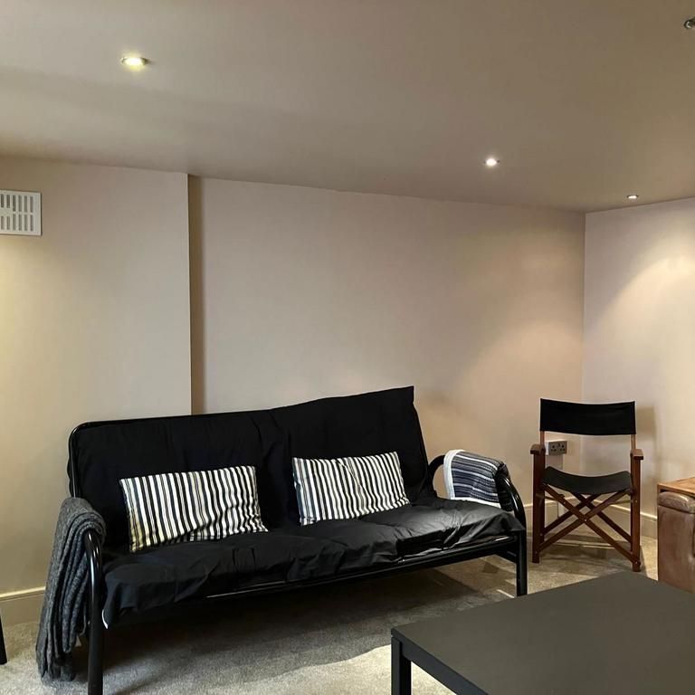 4 bedroom end of terrace house to rent - Photo 1