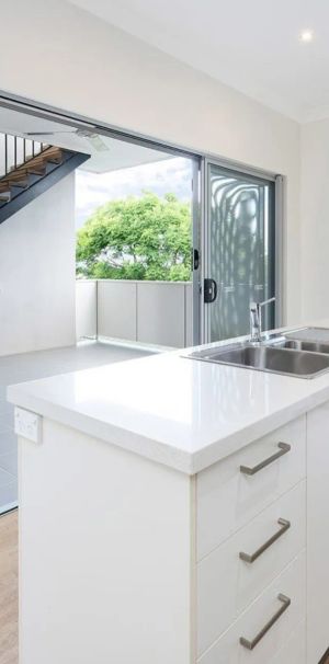 MODERN 3 BEDROOM TOWNHOUSE - Photo 1