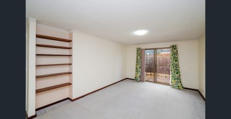 WELL PRESENTED, LARGE GROUND FLOOR UNIT IN A GREAT LOCATION! - Photo 2