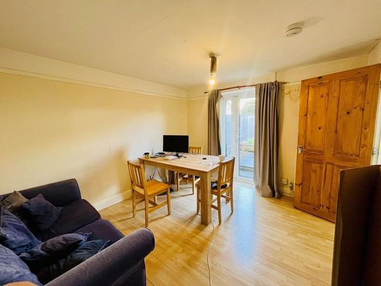 1 bedroom in a house share to rent - Photo 1