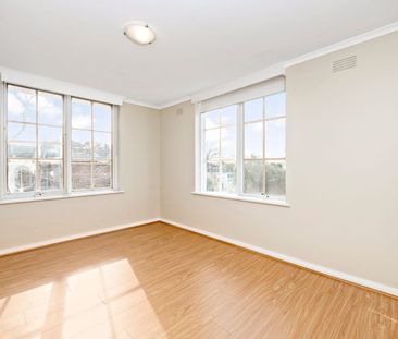Spacious North-Facing Residence in a Coveted Kew Locale - Photo 5