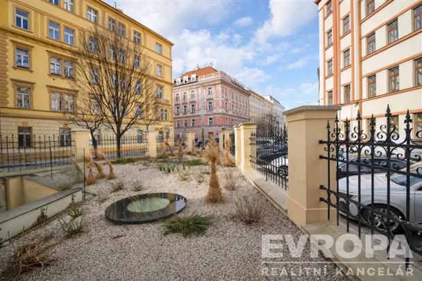 Stylový, plně zařízený apartmán 2+kk, v historickém domě Clock Palace, Praha 2 – Vinohrady. - Fotografie 1