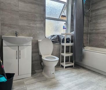 5 bedroom flat to rent - Photo 4