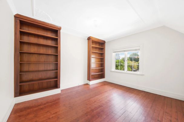 Spacious Character Home with Sweeping Harbour and City Views - Photo 1