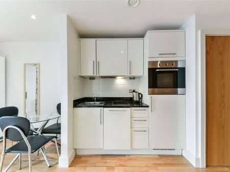 Beautiful studio apartment in a modern development close to South Quay DLR. - Photo 2