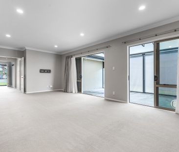 Four Bedroom Home - Moments to Waterfront - Photo 4