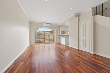 2/12 Emerald Street, Essendon West VIC 3040 - Photo 4