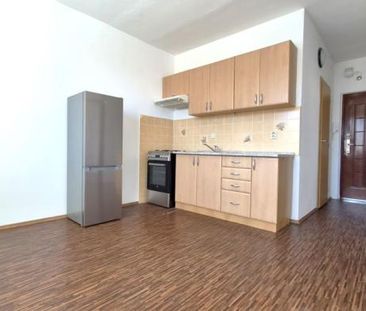 Priestranný 1-izbový byt na sídlisku "JUH" v Piešťanoch - Photo 1