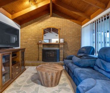 33 Farnborough Avenue, Craigieburn VIC 3064 - Photo 6