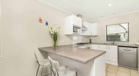 Fully fenced dog friendly family home - Photo 4