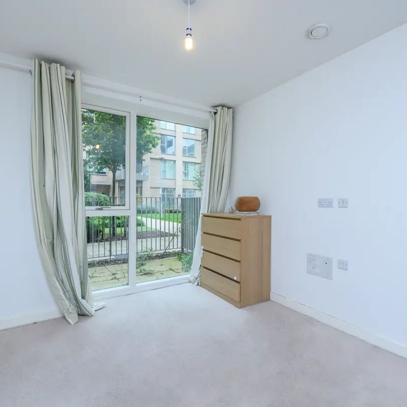 1 bedroom flat in London - Photo 1