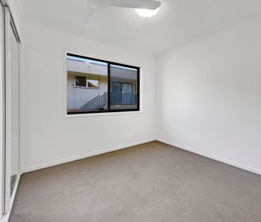 Refurbished Centrally Located Two Bedroom Duplex - Photo 4