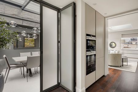 Fabulous penthouse with wraparound terracing and panoramic views of Hyde Park - Photo 3