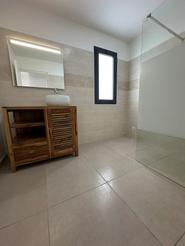 Location Maison 4 pièces 94m² ST BENOIT 97470 - Photo 4