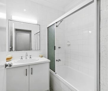 Top floor beachfront apartment, elevated ocean outlook. - Photo 3