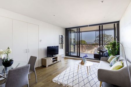 Large Premium Executive Apartment in Highly Sought-after Building - Photo 2