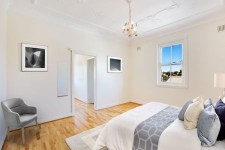 Modern and Beautifully Presented One Bedroom Apartment + Study - Photo 4