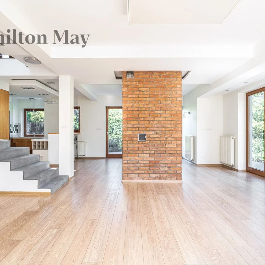 Przestronny i funkcjonalny dom w Bolechowicach z pięknym widokiem na Bramę Bolechowicką, idealny dla rodziny ceniącej komfort i bliskość natury - Photo 1