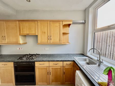 The perfect rental opportunity in Littleover Village, Derby! This delightful 2-bedroom semi-detached house offers a comfortable living space with a spacious living room, dining room, fitted kitchen, and a charming rear garden. Benefits nearby schools,healthcare, and transport links. - Photo 4