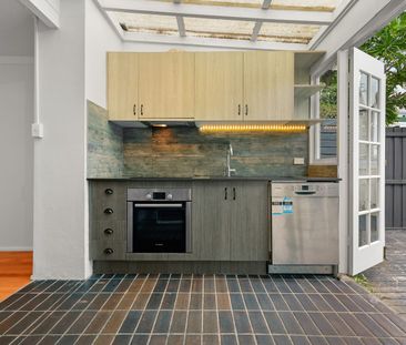 Stunning Sandstone Cottage in Peaceful Central Location - Photo 3