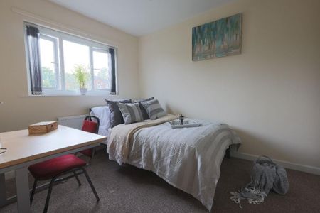 4 bedroom semi-detached house to rent - Photo 4