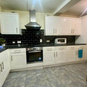 1 bedroom in a house share to rent - Photo 2