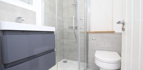 A lovely studio flat located on Gloucester Road close to a variety of shops. - Photo 2