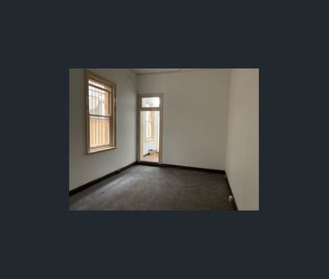 Spacious Three-Bedroom Apartment in Convenient Kensington Location - Photo 5
