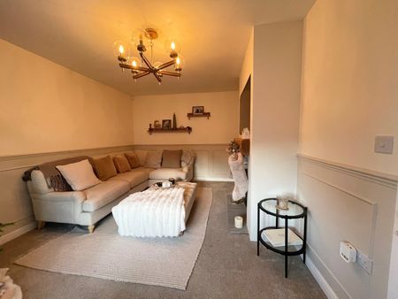 4 bedroom semi-detached house to rent - Photo 2