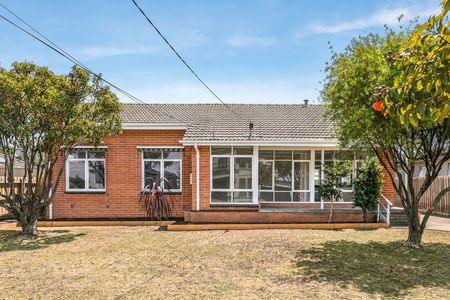 43 Garnet Street, Niddrie VIC 3042 - Photo 2