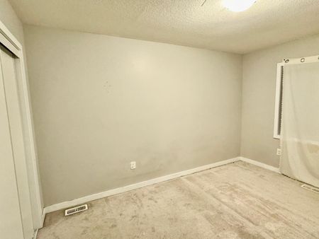 For Lease - 116 Golden Springs Drive Unit# Main, Brampton, Ontario - Photo 2