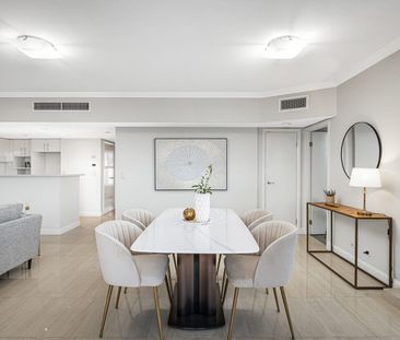 Whole floor sub-penthouse with panoramic water views - Photo 5