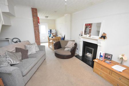 2 bedroom end of terrace house to rent - Photo 2