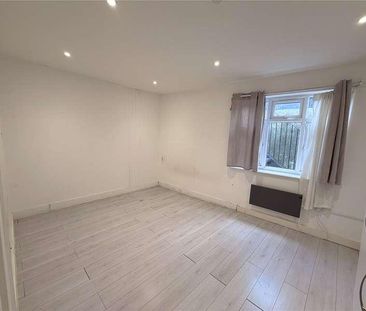 Basement Flat, Harrow Road, London, NW10 - Photo 2