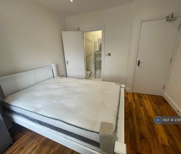 1 bedroom in a flat share to rent - Photo 3